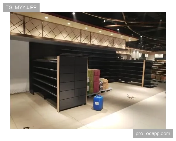 刷到杨昊床头柜那张图，名牌堆得跟小店货架，我瞬间想删社交账号